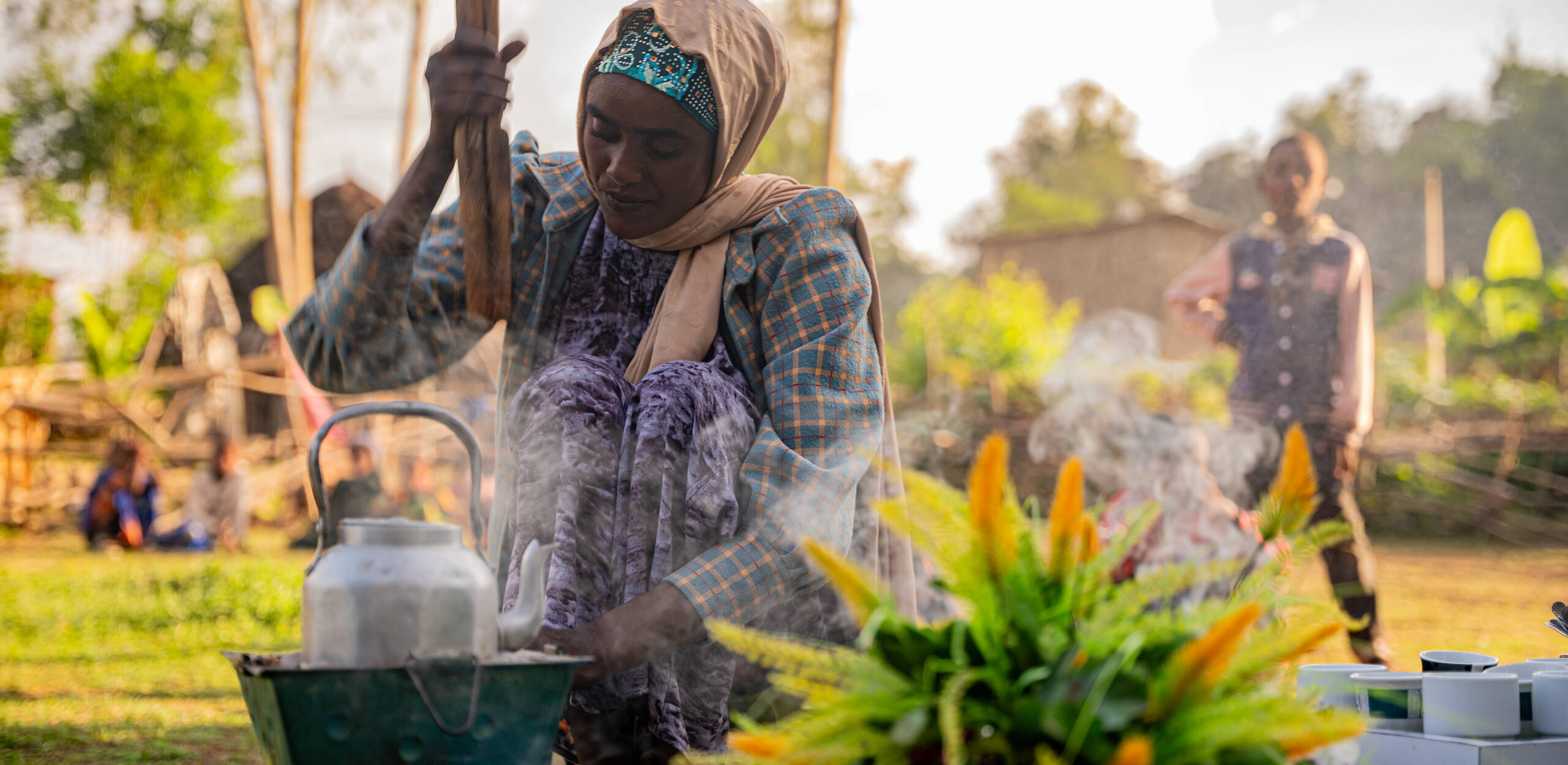 Eine junge Frau in Addis Abeba bei der Arbeit.
