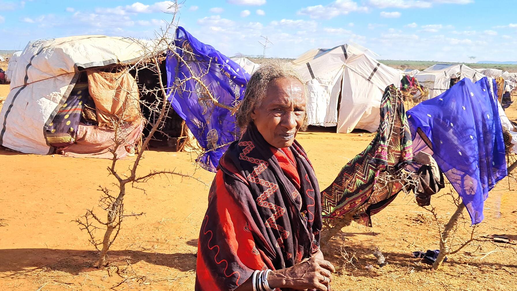 Une femme dans un camp de réfugiés en Éthiopie. Il fait très sec et très chaud.