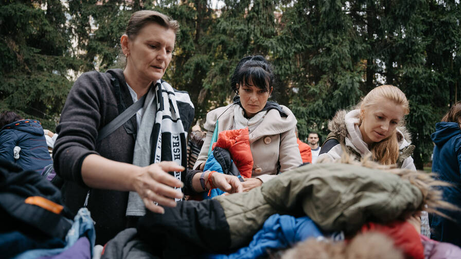 Die Wintermonate verschärften die prekäre Situation vieler Ukrainerinnen und Ukrainer stark. Die Winterhilfe der Caritas versorgt Menschen mit Decken, Winterkleidung und Heizmaterial wo nötig.