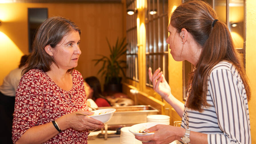 Besucherinnen Manuela Specker (l.) und Ethel Graber im Gespräch.