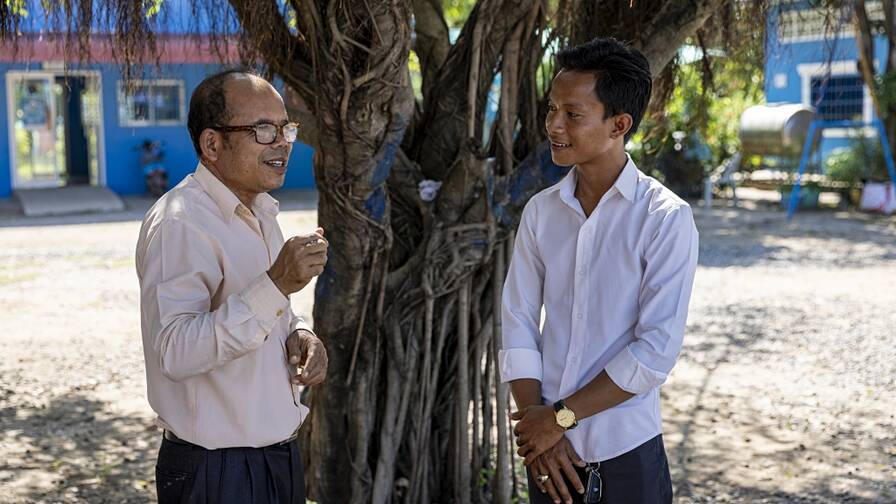 Damnok Toek changed Serey Rumny's life. The current director of the Long Sanrithy facility is happy about the visit of his former protégé.