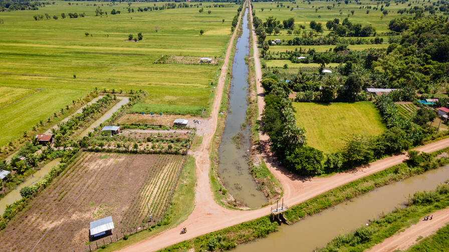 Le canal principal alimente les canaux secondaires et les petits canaux, afin que tous les champs soient suffisamment irrigués.