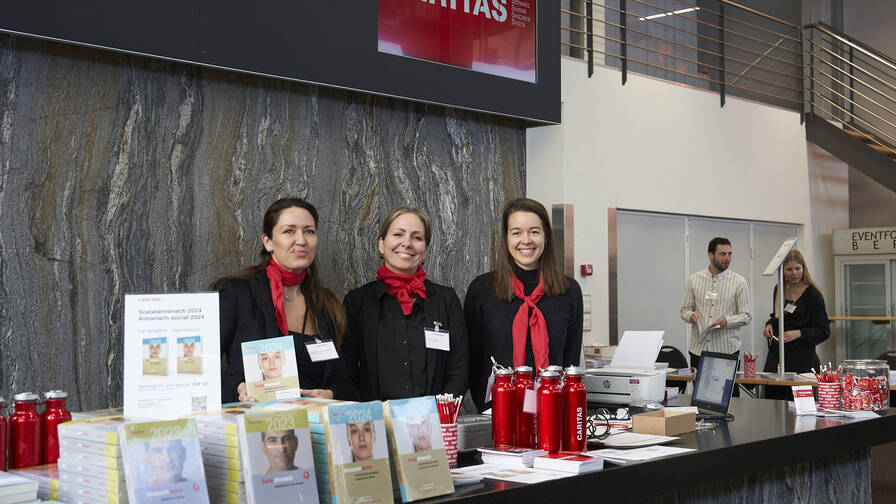 L’équipe événementielle de Caritas Suisse au stand de livres.