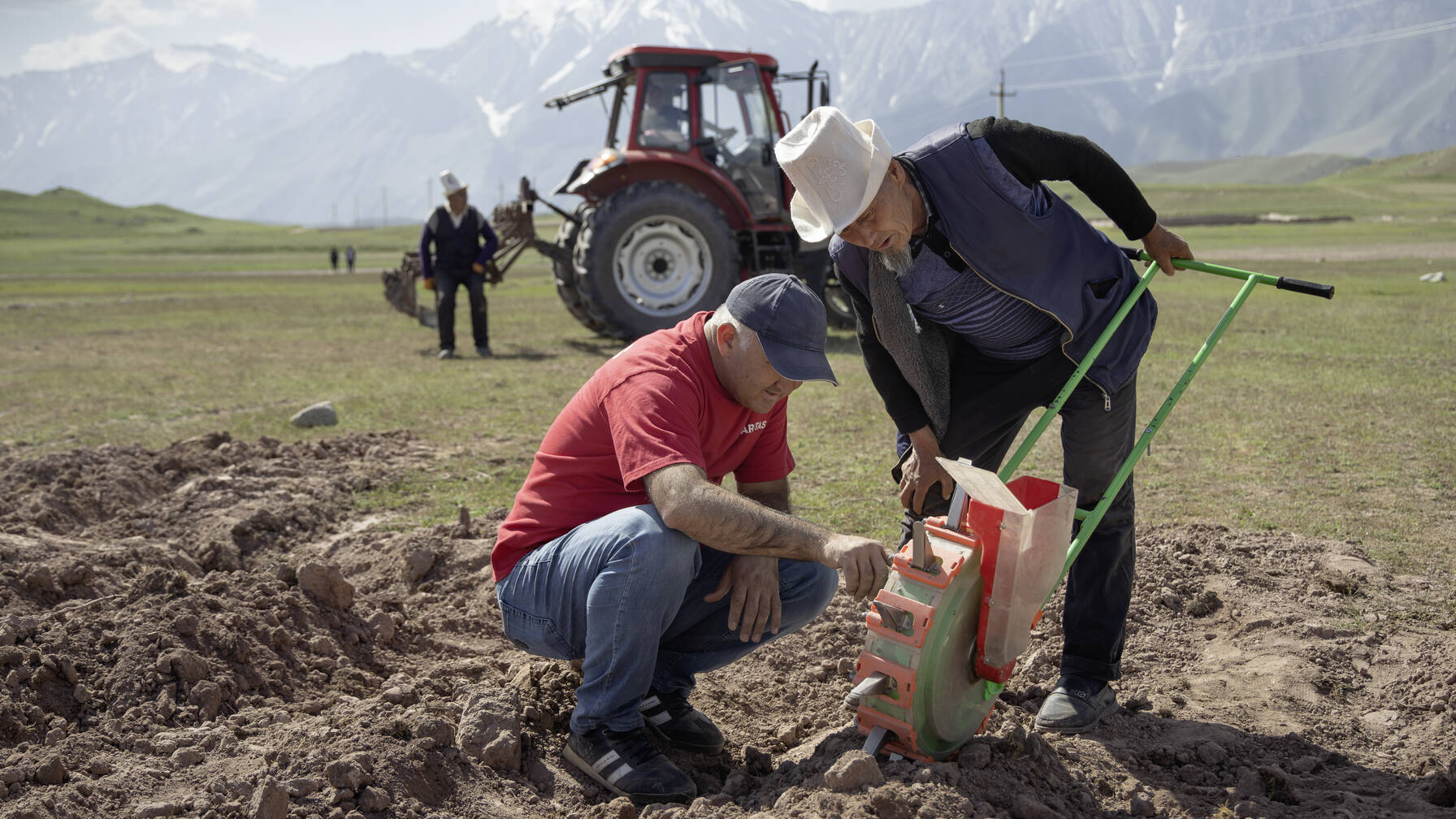 Project employee Bakhtiyor Ashurov is a regular visitor to the Rasht Valley and supports the farmers with his extensive knowledge. The agricultural engineer has been involved in the project since the beginning and knows the challenges of farming in the region inside out.