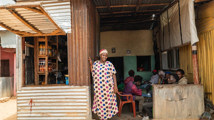 Michu Jilo also uses the Power-Blox from Caritas Switzerland. She has a restaurant and coffee shop, an integrated kiosk and also trades with electricity: charging cell phones, electricity for 2 neighboring houses and her own.