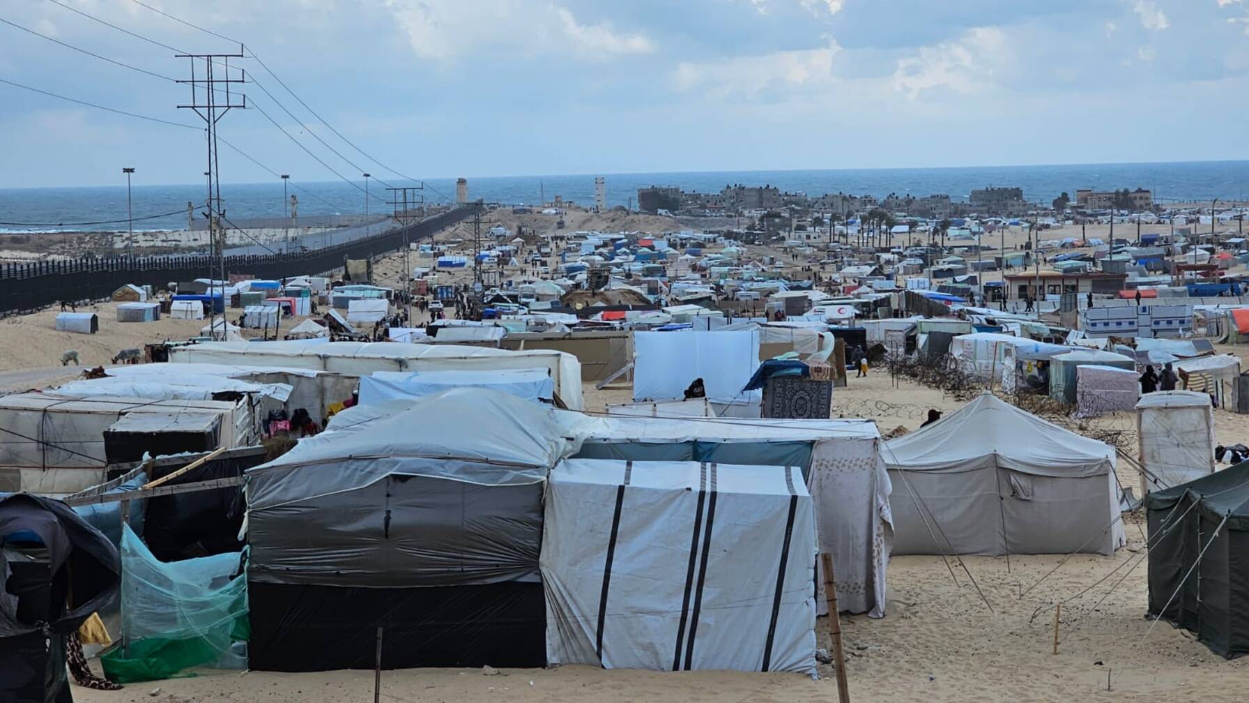 Da mesi i rifugiati vivono in tendopoli nella Striscia di Gaza.