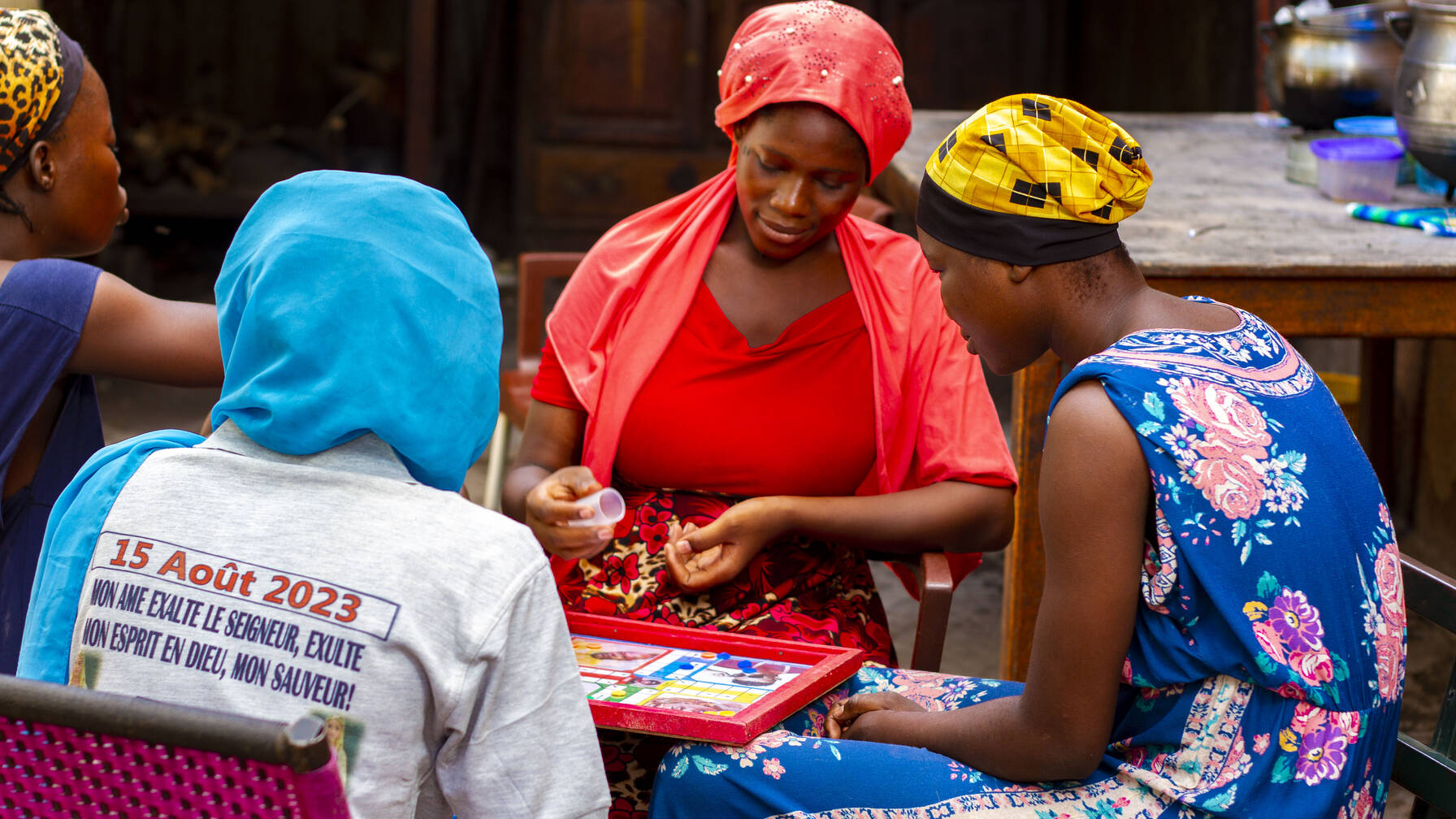 Ensemble avec d'autres jeunes mères, Bintou vit en sécurité.