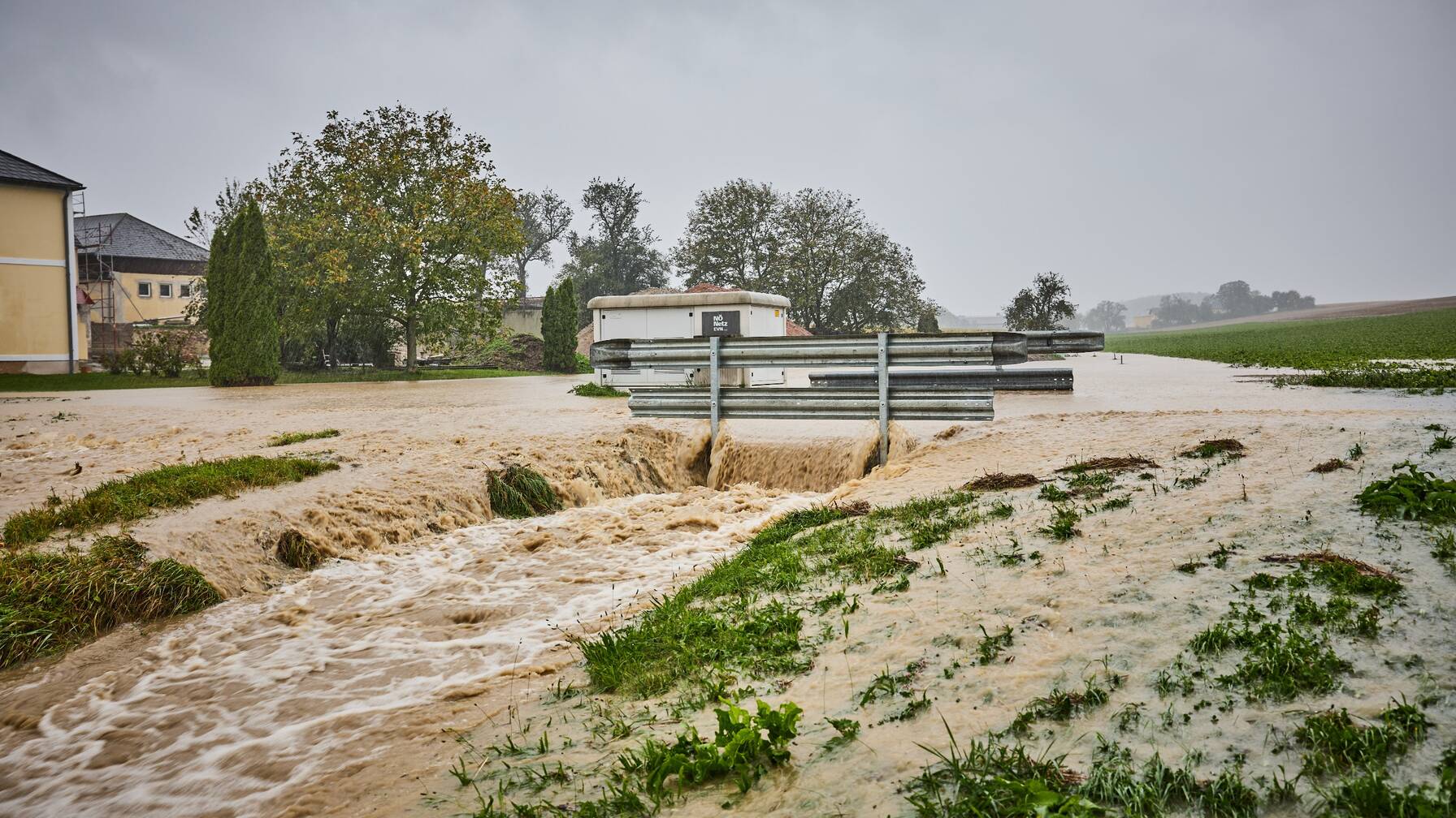 Des rivières en crue ont inondé des régions entières.