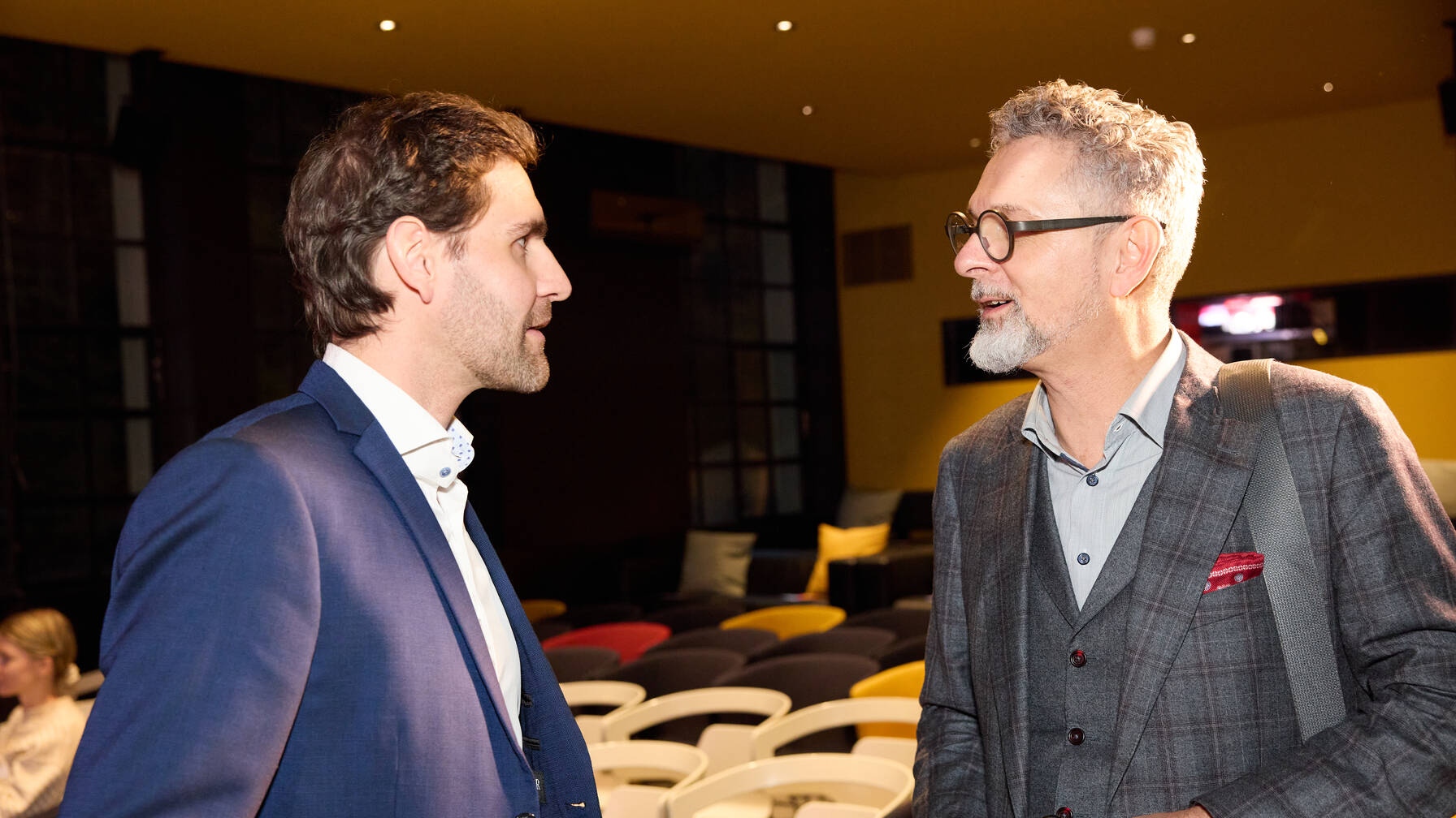 Peter Lack (r., Direktor Caritas Schweiz) im Gespräch mit Philipp Orga (stv. Leiter Wirtschaftliche Zusammenarbeit beim Staatssekretariat für Wirtschaft Seco).