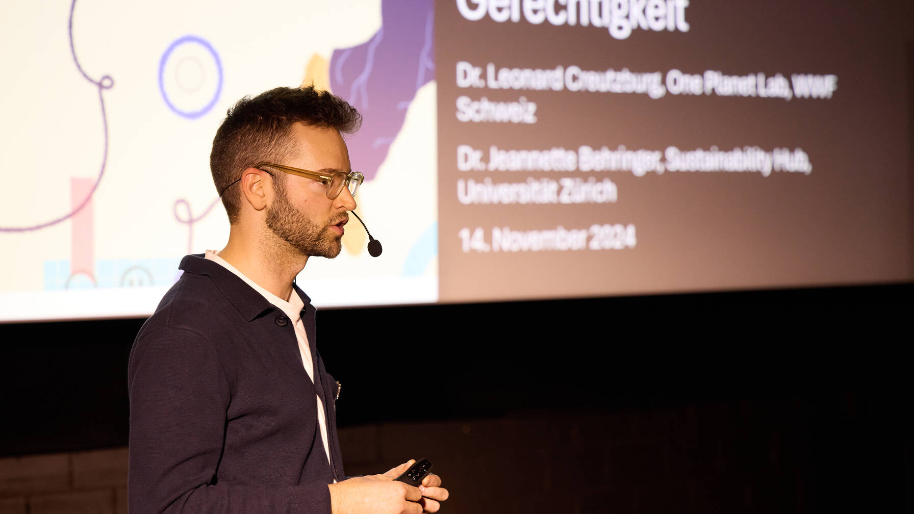 Leonard Creutzburg, Co-Leiter One Planet Lab beim WWF Schweiz, brachte Debatten um und Konzepte von Postwachstum näher.