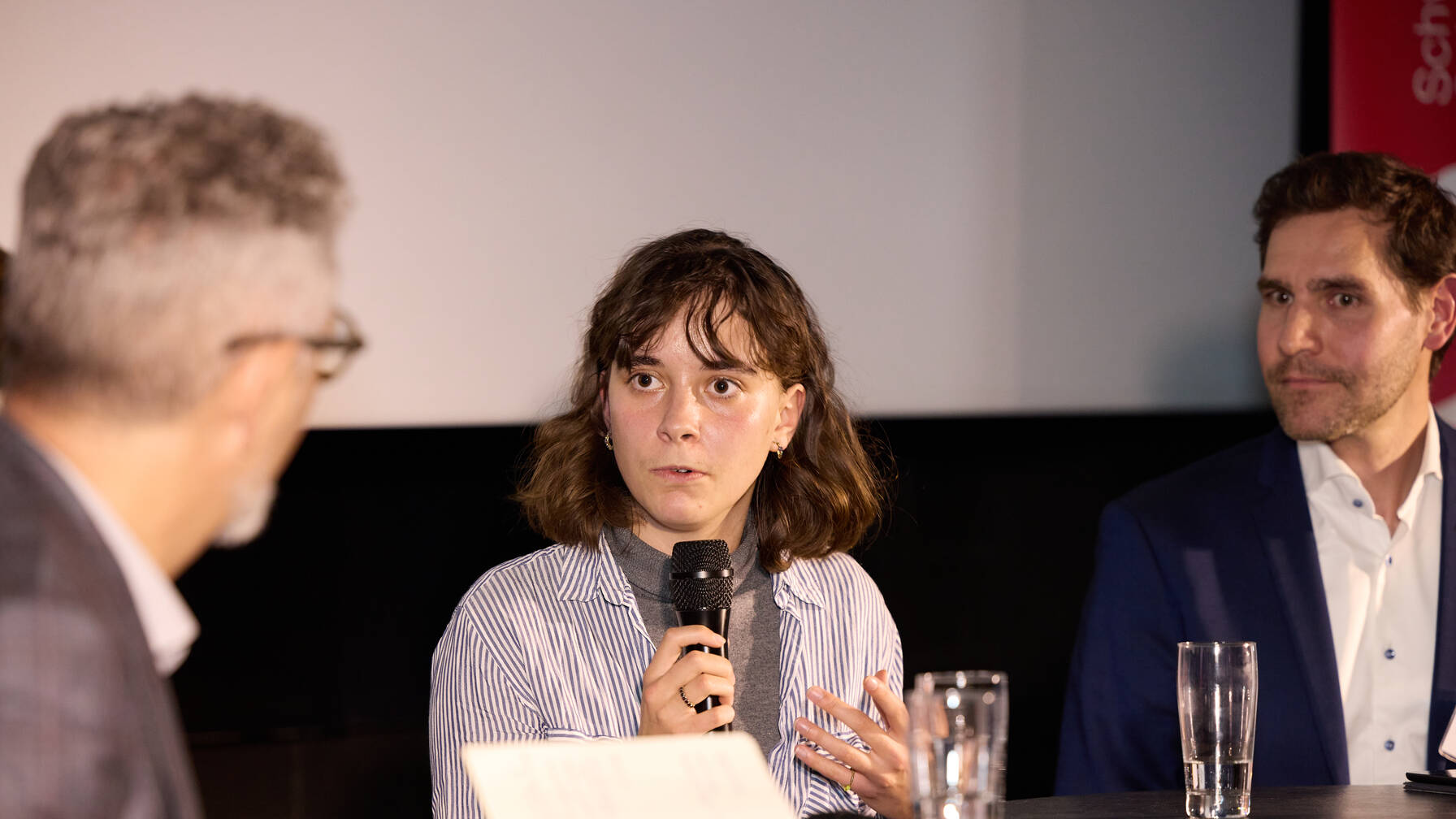 Das Podium mit Magdalena Erni, Peter Lack (l.) und Philipp Orga diskutierte, ob Postwachstum als Kompass für die Entwicklungspolitik dienen kann.