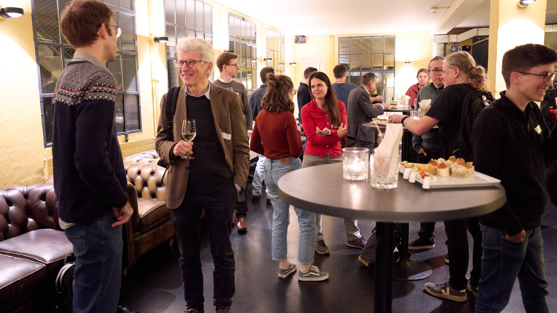 Beim anschliessenden Apéro kamen Referierende und Publikum ins Gespräch.