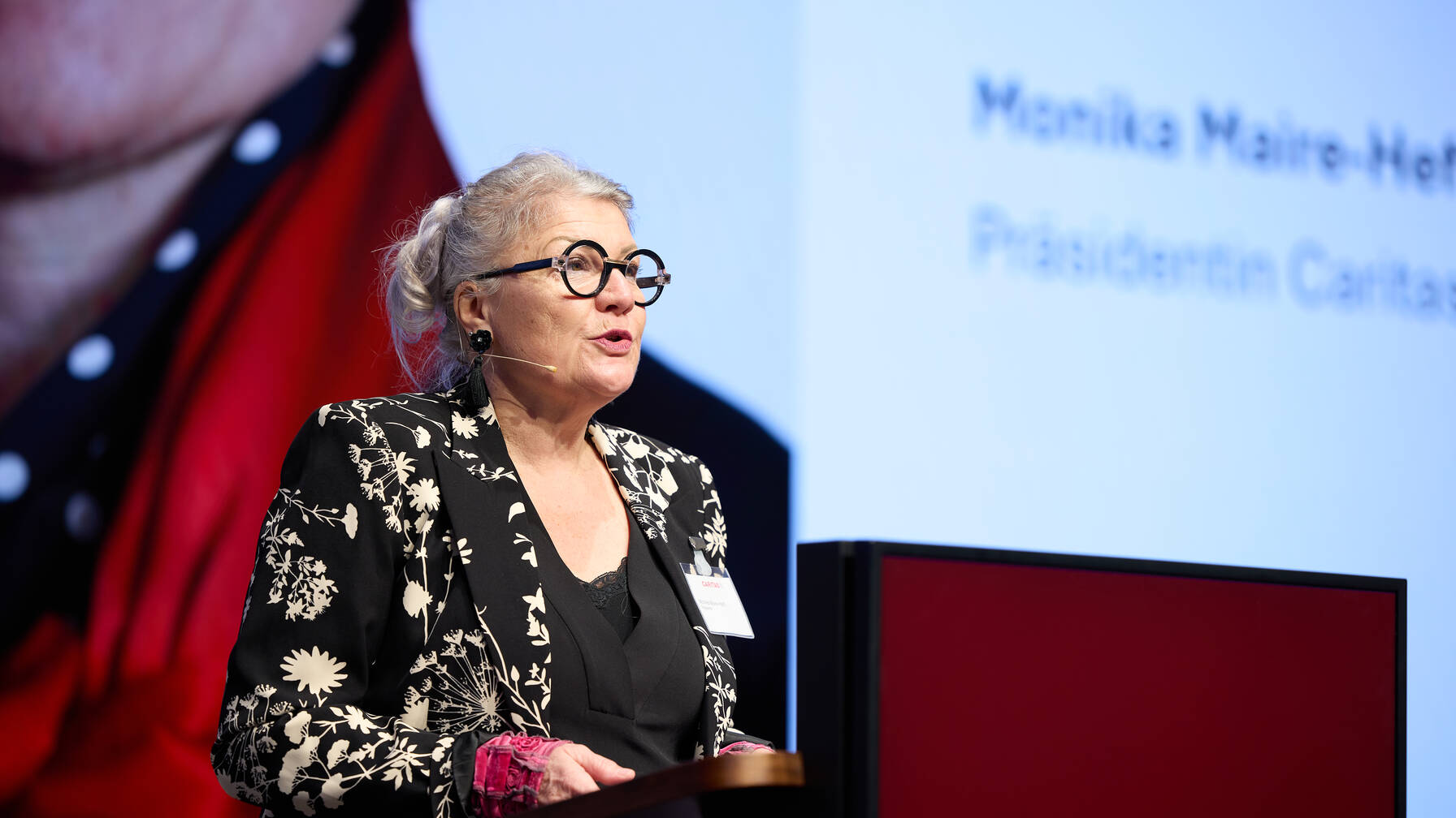 Dans son discours d’ouverture, Monika Maire-Hefti souligne le lien entre la formation et la lutte contre la pauvreté et critique les actuelles propositions d’économies du Conseil fédéral concernant la promotion des compétences de base. 