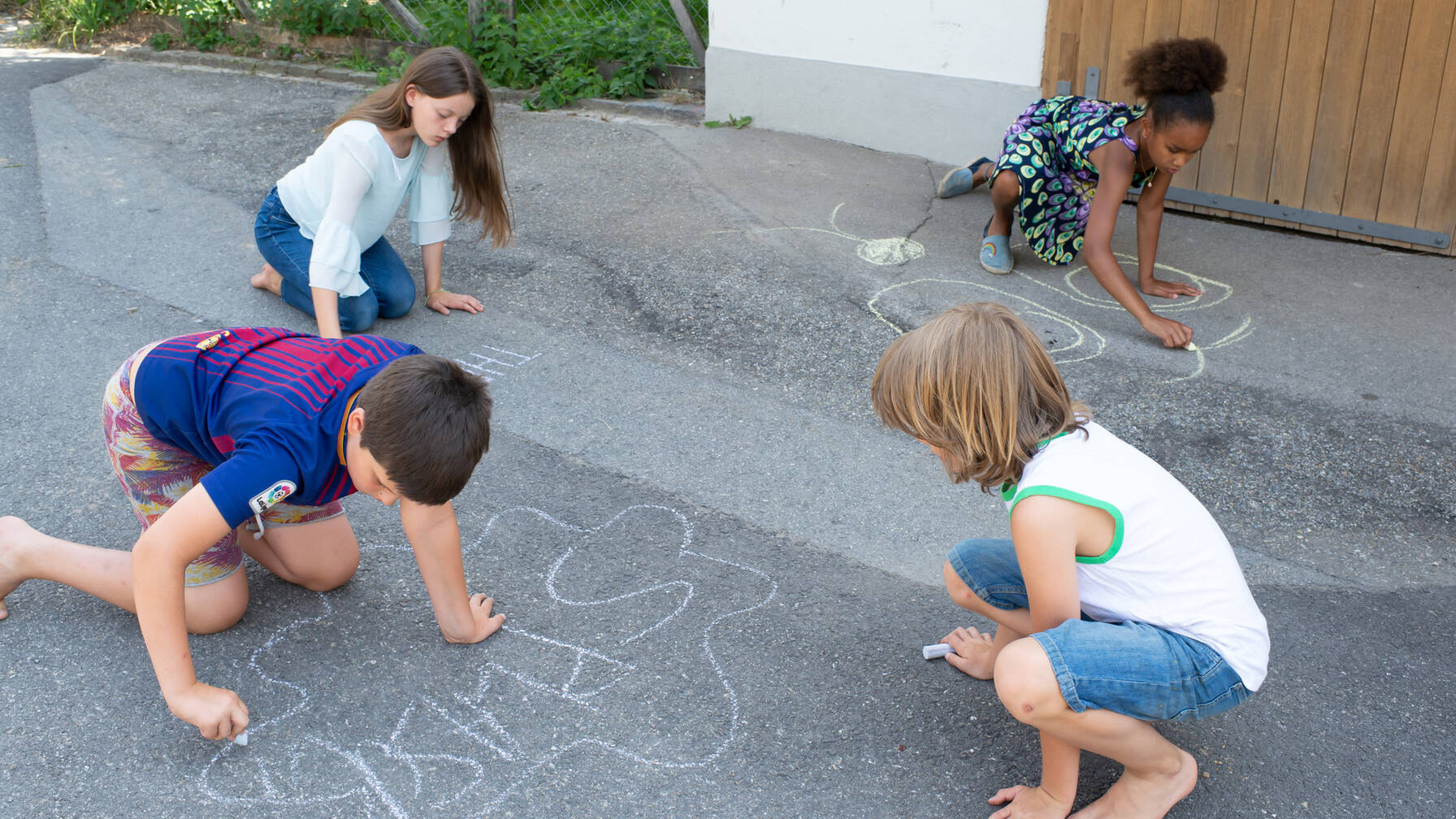 Les enfants jouent.