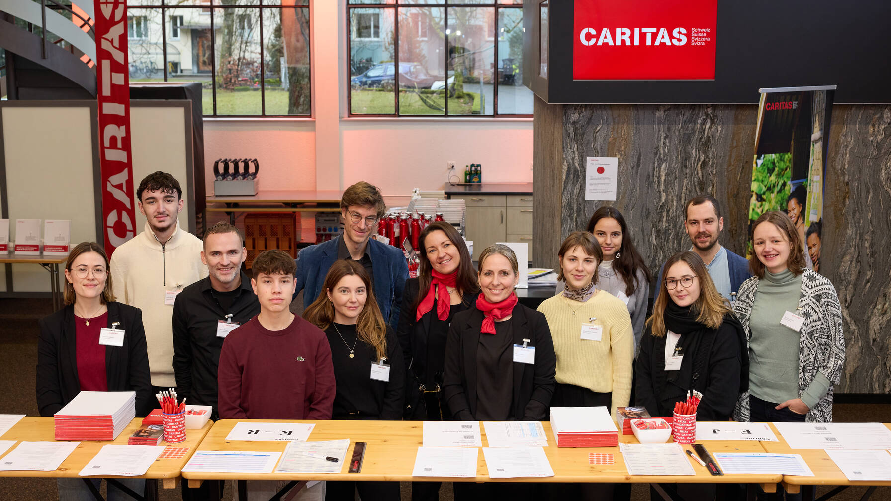 Beaucoup de petites mains : les collaboratrices et collaborateurs de Caritas Suisse devant et derrière les coulisses. 