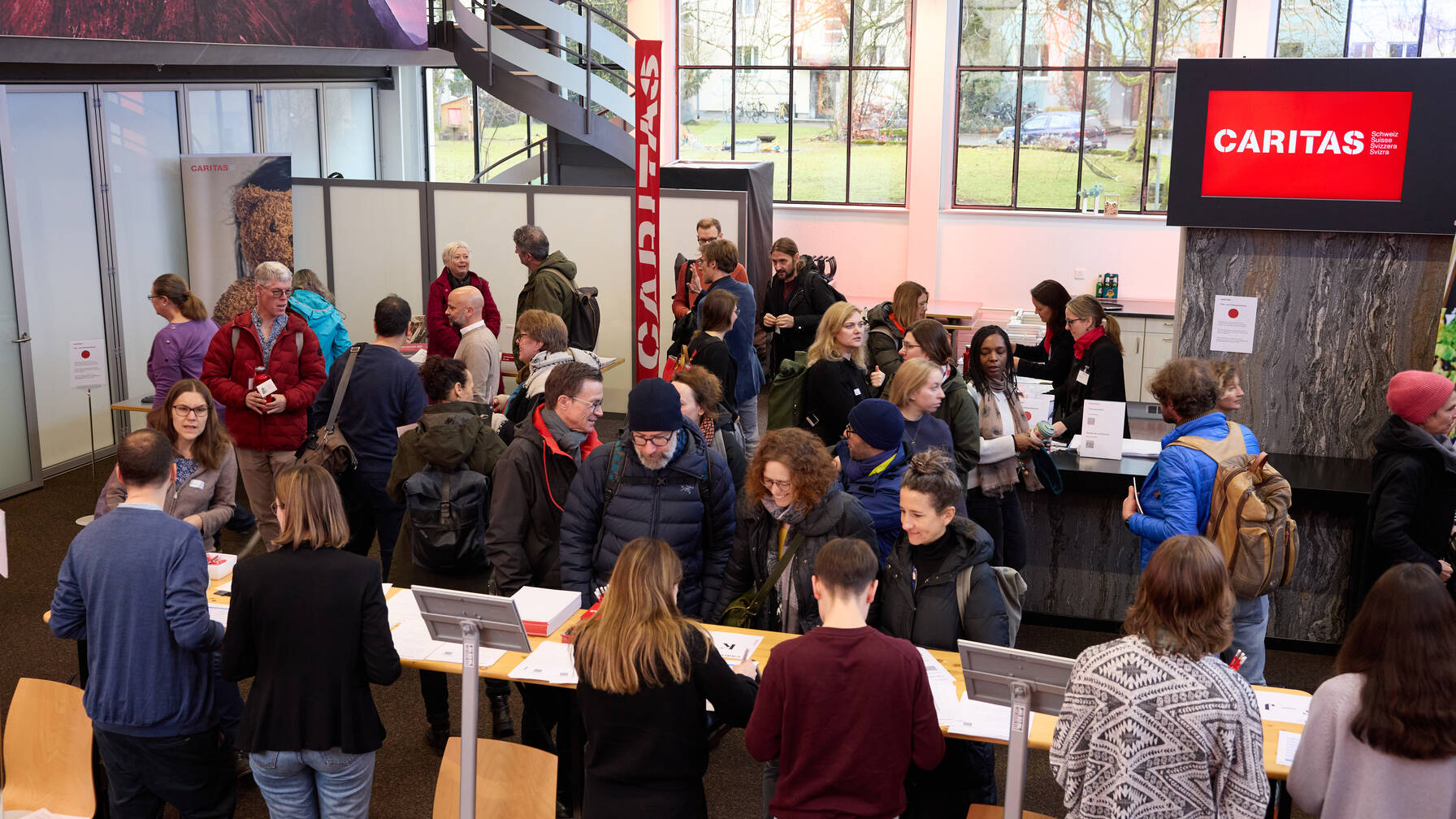 Un intérêt marqué : les participantes et participants s’informent sur les positions et les publications de Caritas sur la garantie du minimum vital et la formation. 