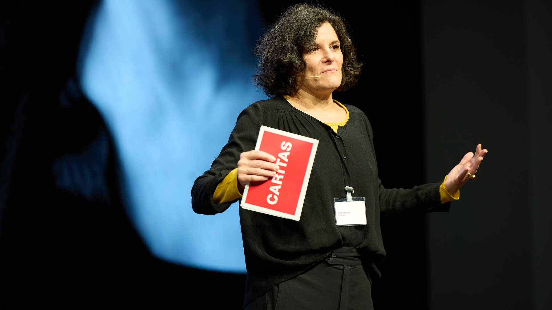 Ines Mateos a modéré la conférence avec maestria, en commençant par faire référence à sa propre biographie de « promue de l’éducation ». 
