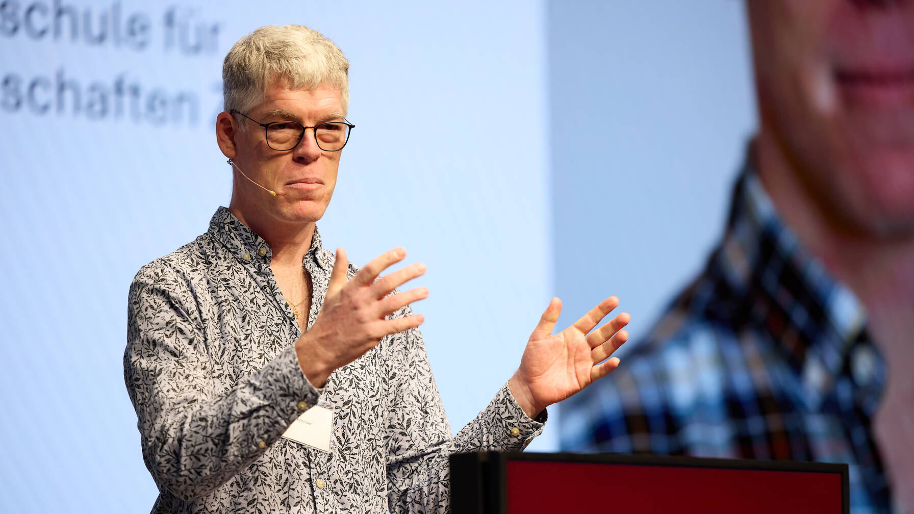 Le sociologue Peter Streckeisen analyse de manière critique les représentations sociales de l’éducation associées à différents groupes (familles défavorisées en matière d’éducation, « simples » ouvrières, jeunes « à risque »).  