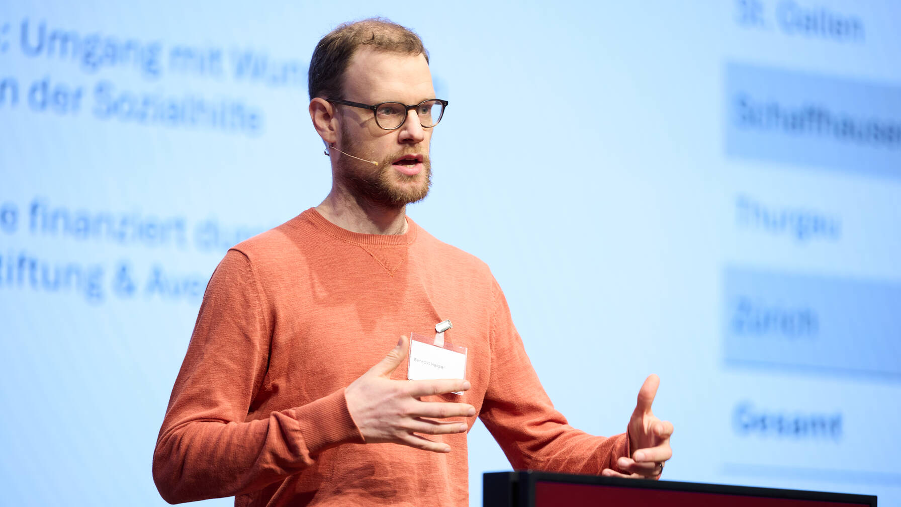 Benedikt Hassler (FHNW) a comparé la manière dont, dans l’aide sociale, différents services sociaux traitent les souhaits de formation de leurs clients. Conclusion : de manière très diverse. 