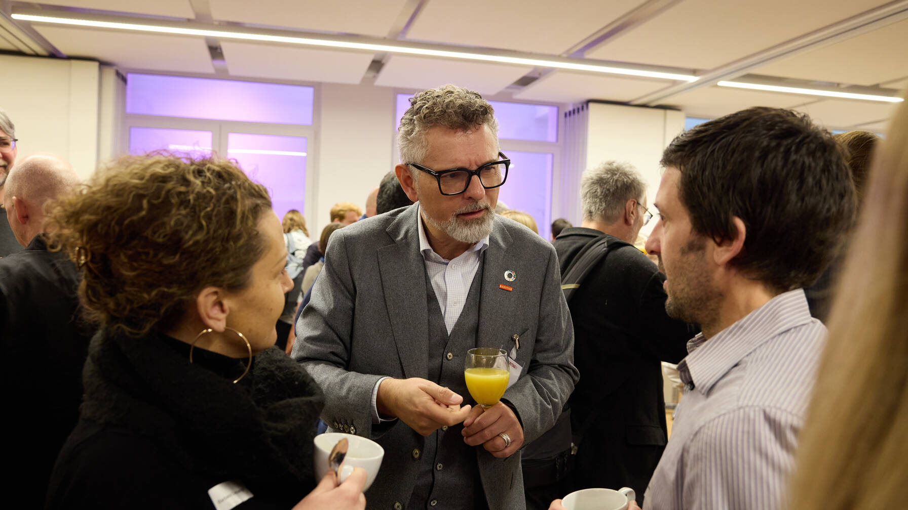 Peter Lack en discussion avec des participants au congrès. 