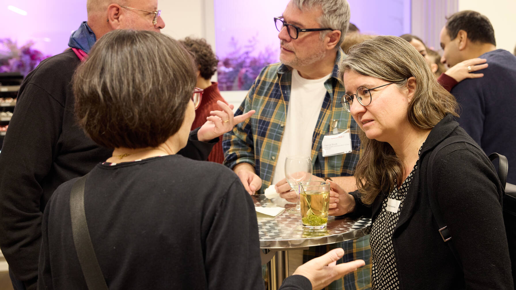 Des collaborateurs de Caritas Suisse et Manuela Specker (à droite), ancienne responsable du Forum Caritas, en discussion.  