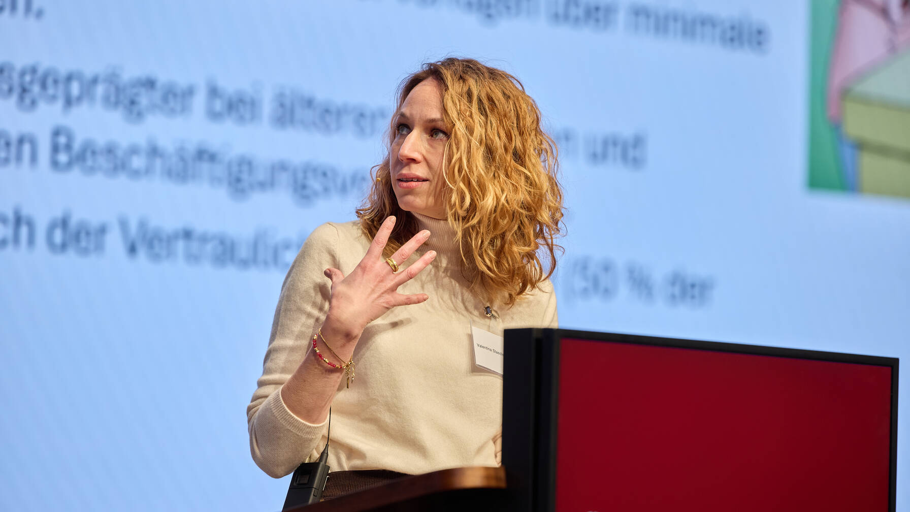 Valentina Staedler de Caritas Vaud a présenté le projet de mentoring sur le soutien numérique et a plaidé pour un engagement accru des œuvres d’entraide dans ce domaine. 