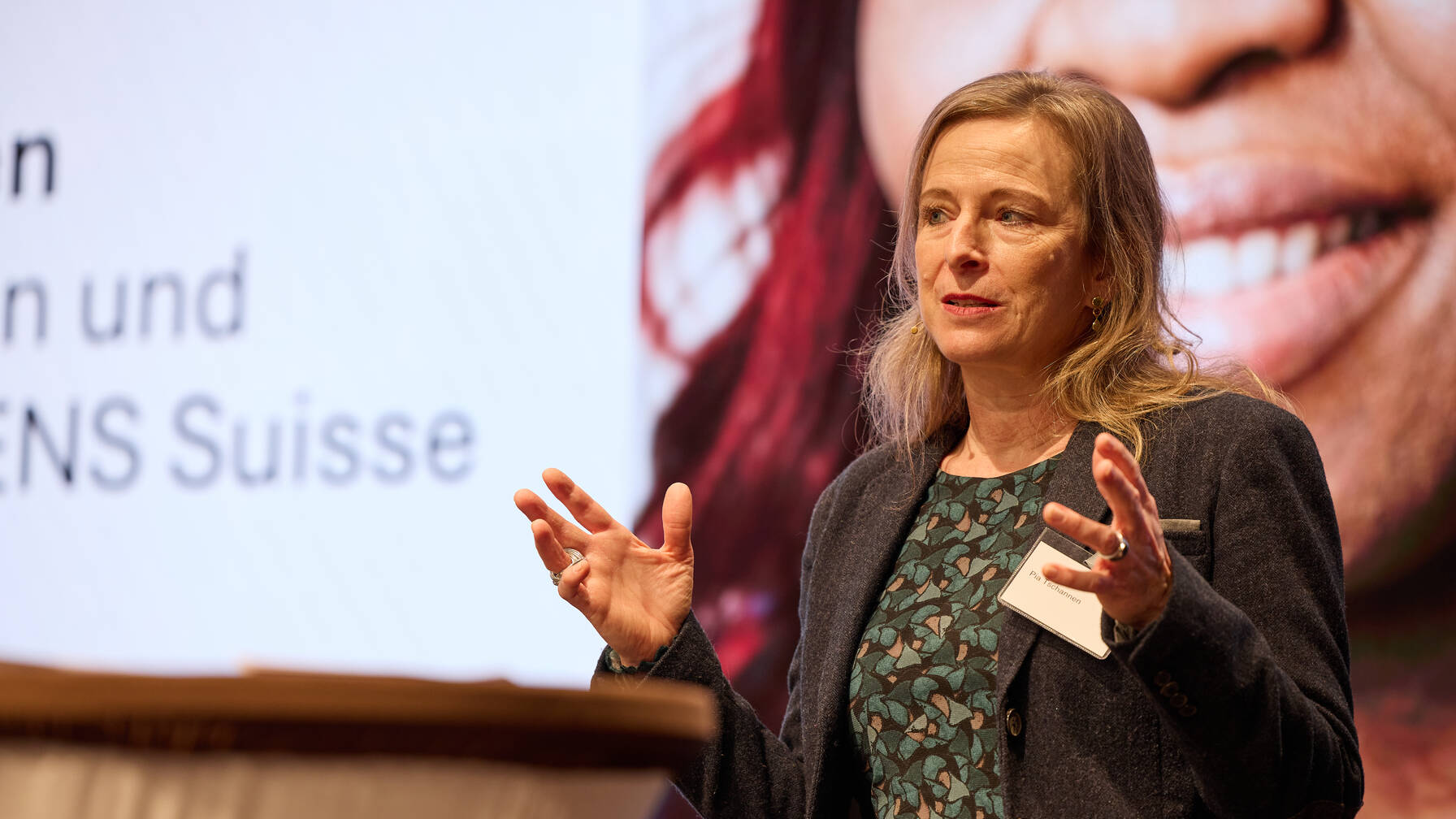 Pia Tschannen (entrepreneuse sociale) a réclamé une plus grande reconnaissance pour la branche du nettoyage. Dans leur propre entreprise, la marge de profit la plus élevée possible n’est pas au centre des préoccupations, l’accent est mis sur un bon travail et de bonnes conditions de travail. Un modèle d’avenir. 