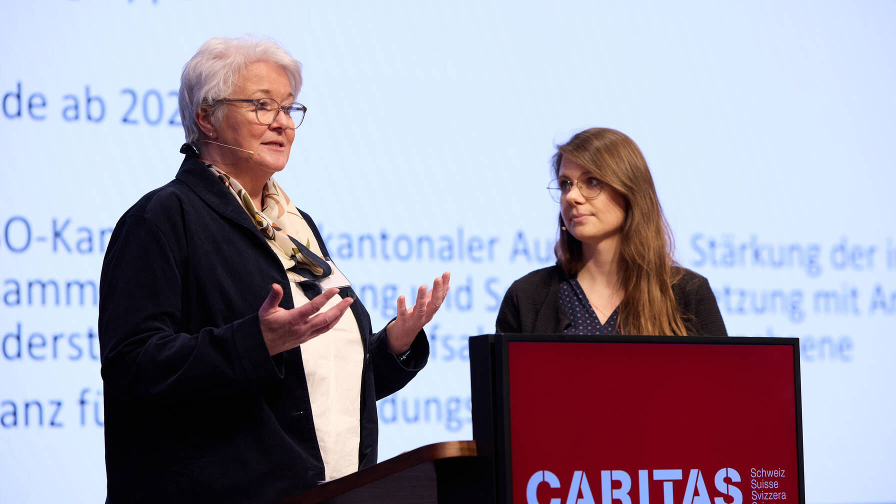 Cäcilia Märki (à gauche, FSEA) a démontré le succès d’une orientation plus marquée vers un accompagnement et un suivi de qualité des bénéficiaires de l’aide sociale dans ses demandes de formation continue. 