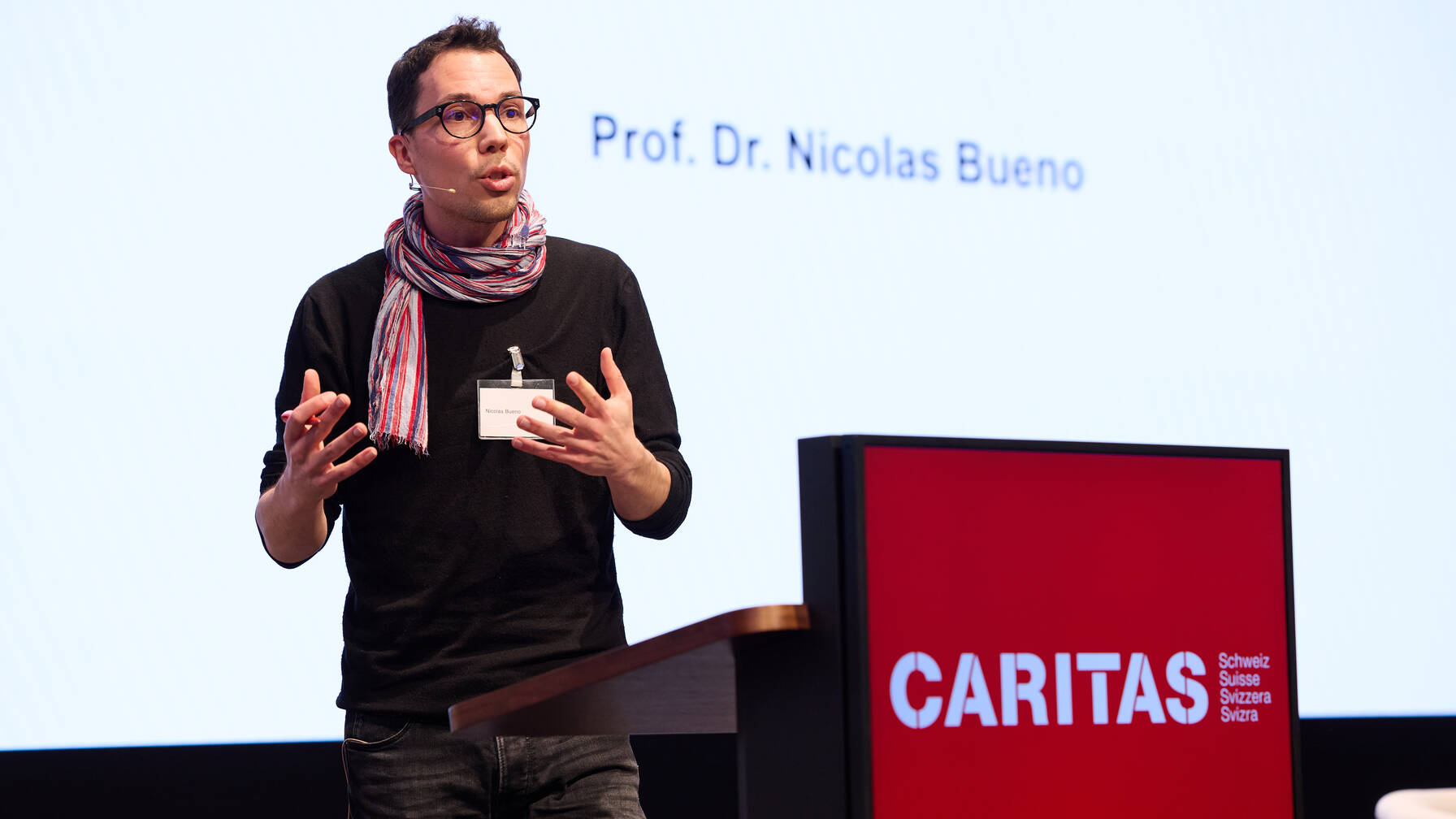 Dans son exposé final, Nicolas Bueno (unidistance Suisse) a plaidé pour la revalorisation du travail utile dans le domaine du care et de l’environnement et a proposé que les branches nuisibles qui pratiquent des excès salariaux soient endiguées par la loi.  