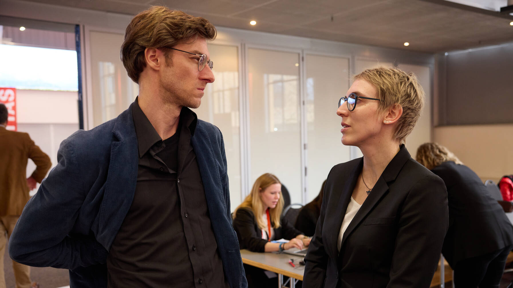 Fabian Saner, responsable de la formation et du Forum Caritas, en discussion avec Aline Masé, responsable de la politique sociale chez Caritas Suisse.