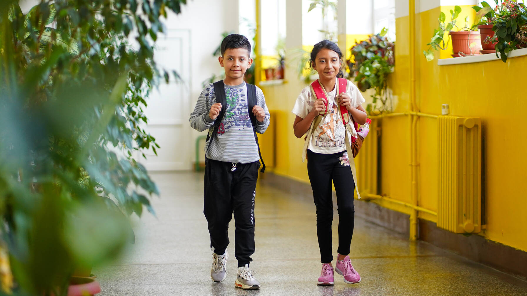 A scuola, Hana ora riesce a stringere anche nuove amicizie