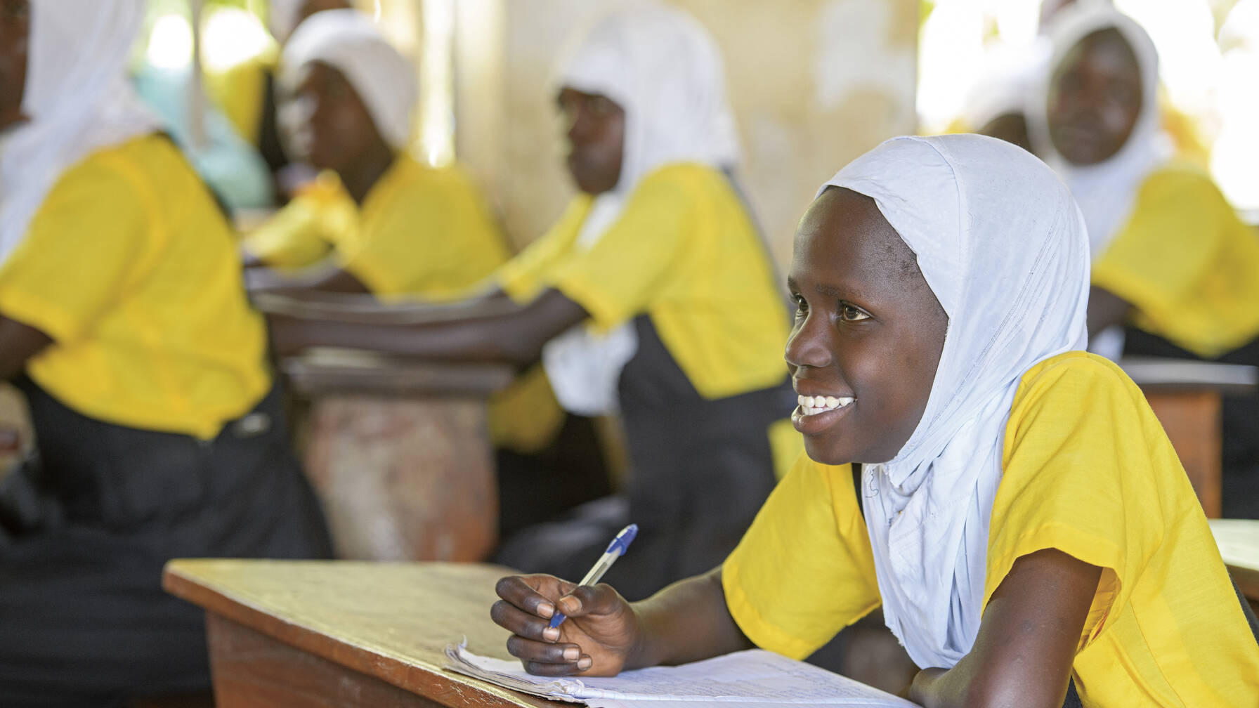 Das Lieblingsfach von Salama ist Englisch. Dass die 10-Jährige zur Schule gehen kann, ist nicht selbstverständlich – viele Familien in Uganda können sich das Schulgeld nicht leisten.
