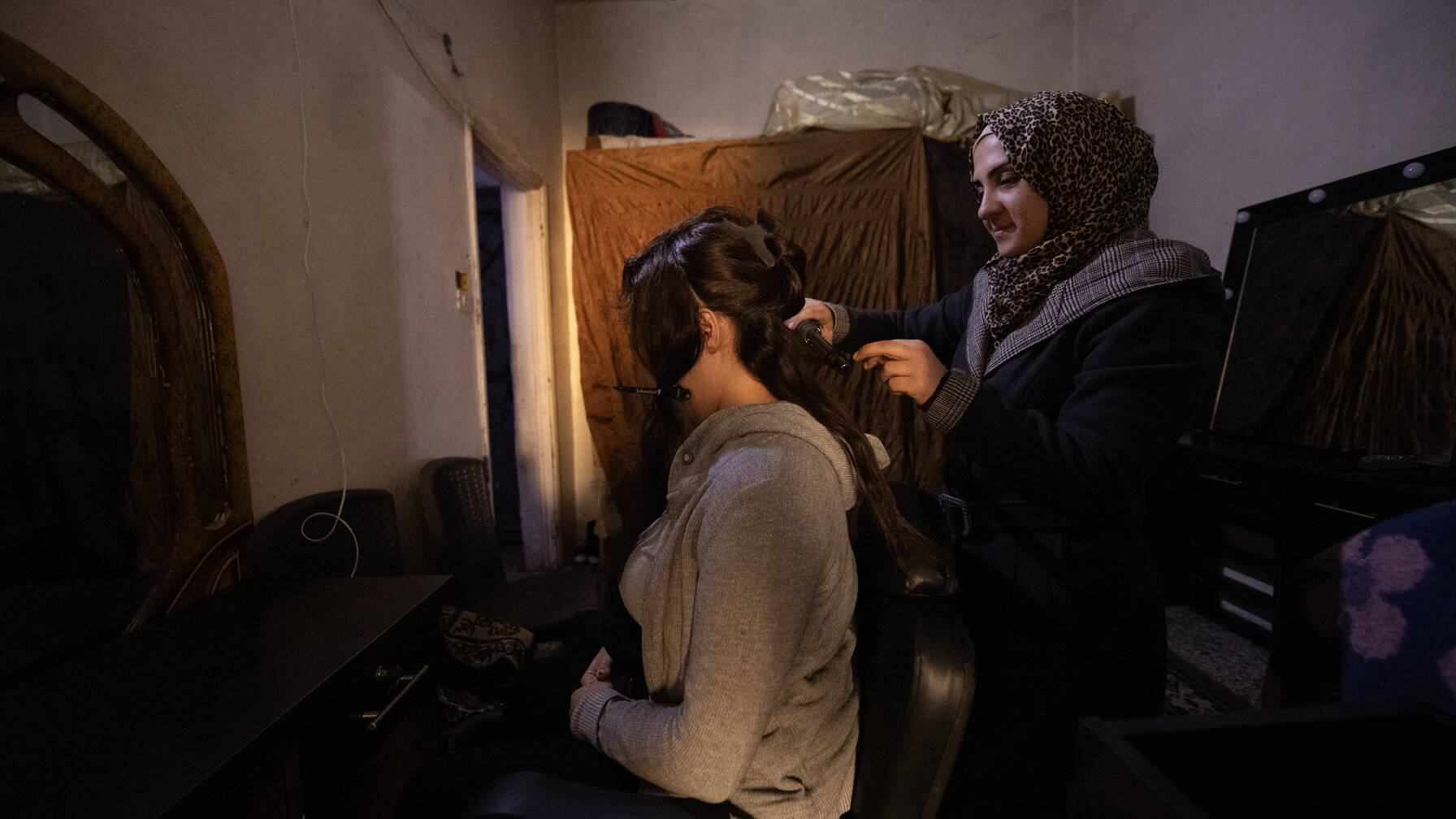Die 30-jährige Walla eröffnete dank den neu gewonnenen Kenntnissen in Betriebsführung und einem kleinen Startkapital der Caritas endlich ihren eigenen Coiffeur-Salon.