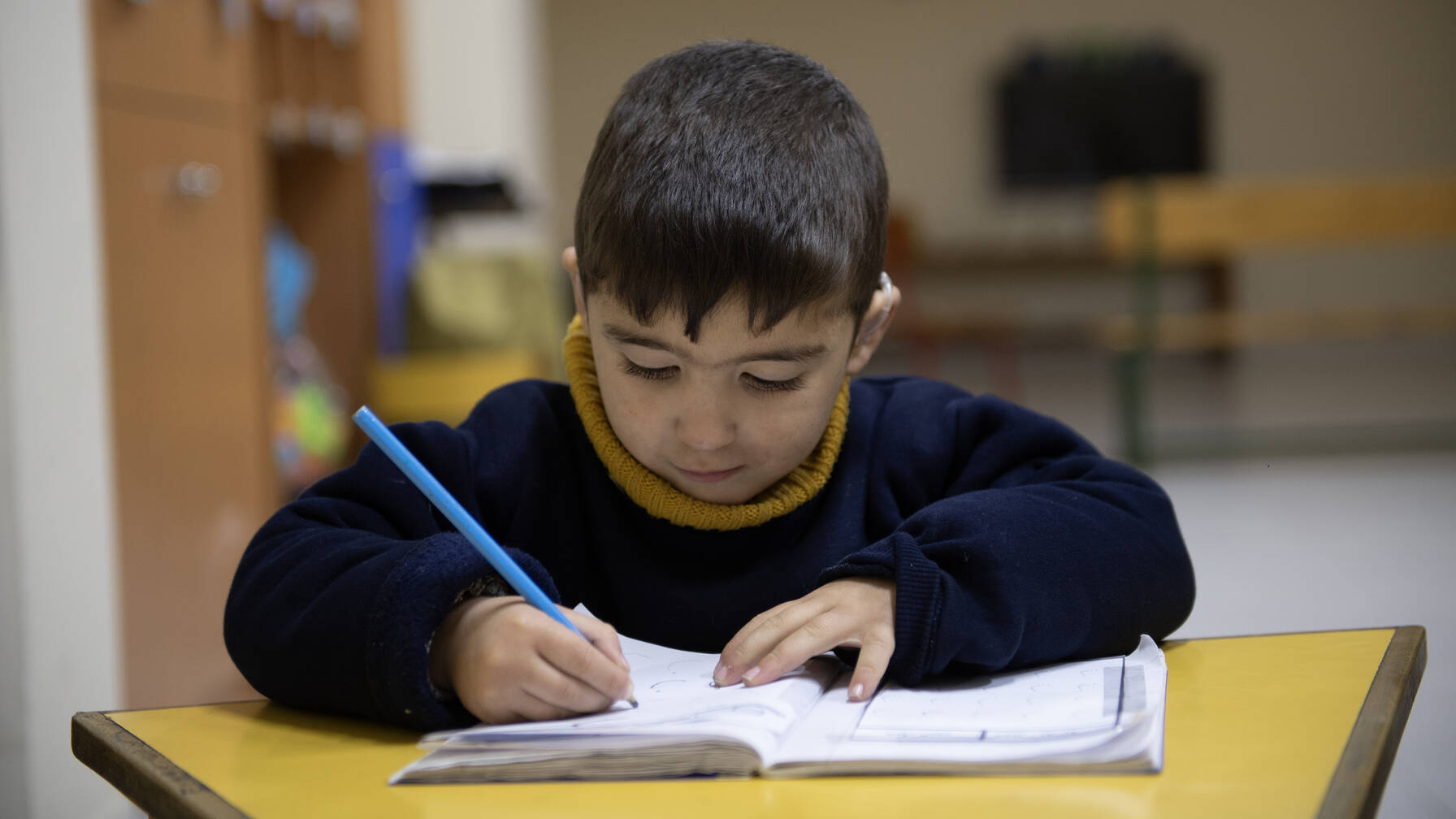 Ismail kann weiter zur Schule gehen, weil seine Mutter dank der Hilfe der Caritas nun ihren Beruf als Selbständige ausüben kann.