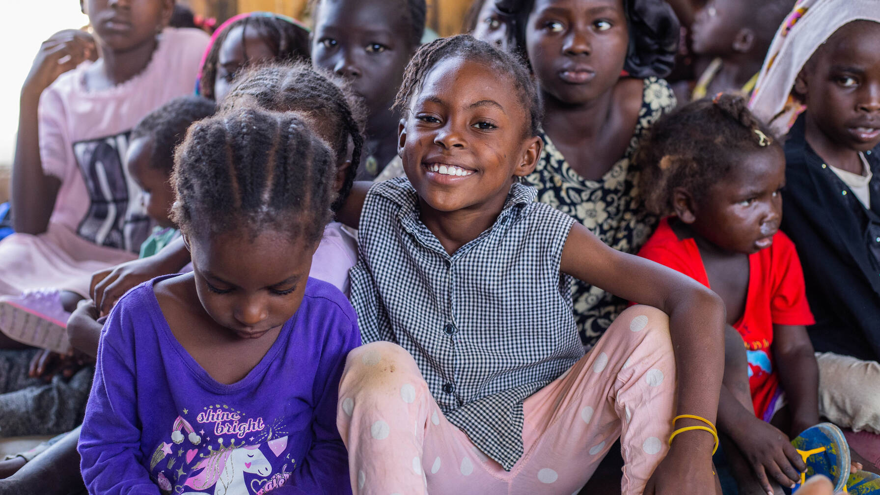 Heute kann Arosula wieder herzlich lachen. Im kinderfreundlichen Zentrum der Caritas trifft sie neue Freunde. Sie verbringen die Zeit mit Spielen, Malen und Tanzen.