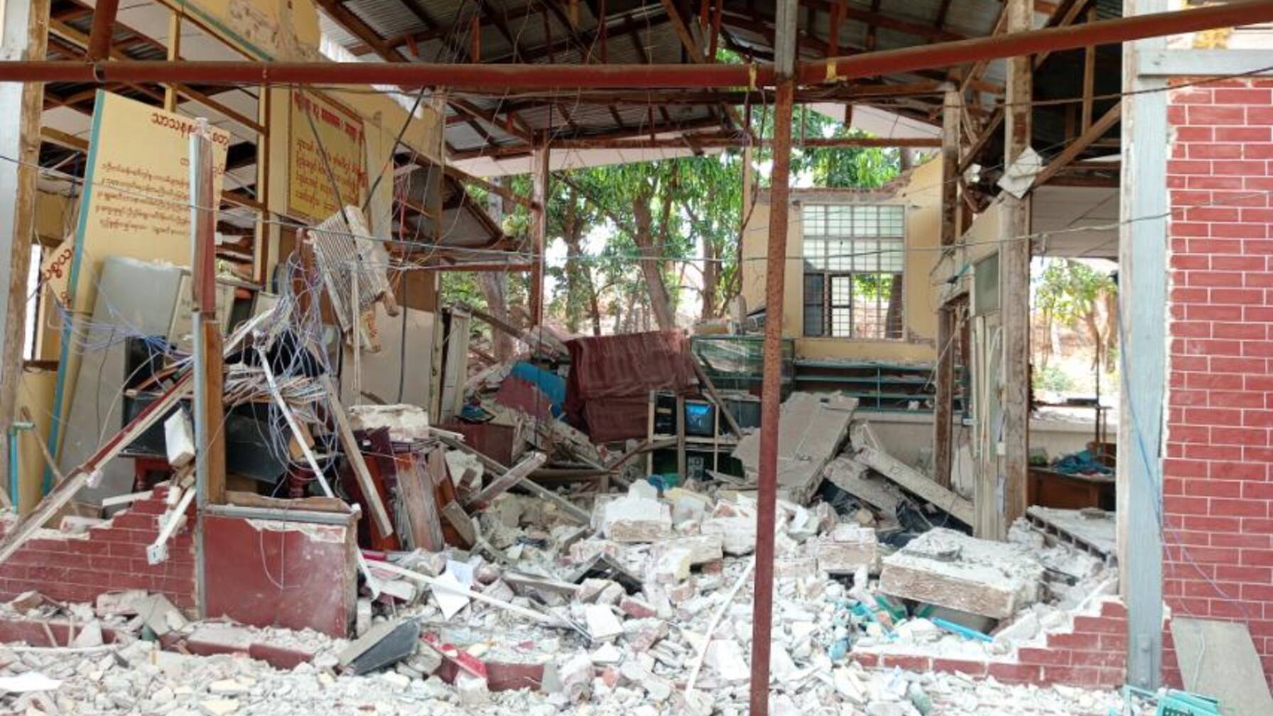 Le tracce del terremoto in Myanmar sono ovunque: edifici distrutti e strade danneggiate segnano il paesaggio del Paese.