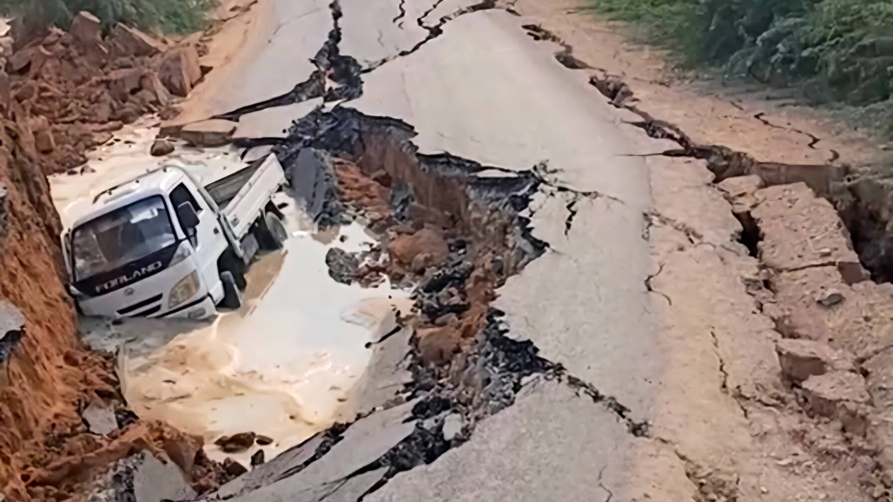 Les routes, les bâtiments, l'alimentation électrique, le réseau de communication ainsi que les installations d'eau et d’assainissement ont été détruits par le séisme. 
