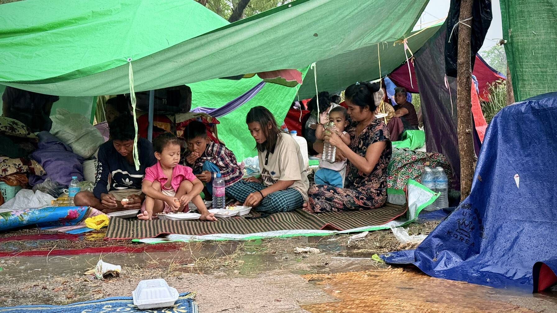 Cette famille, comme des milliers d'autres personnes, reste dehors et se protège de la pluie avec des tentes de fortune. La mousson qui approche les inquiète beaucoup. 