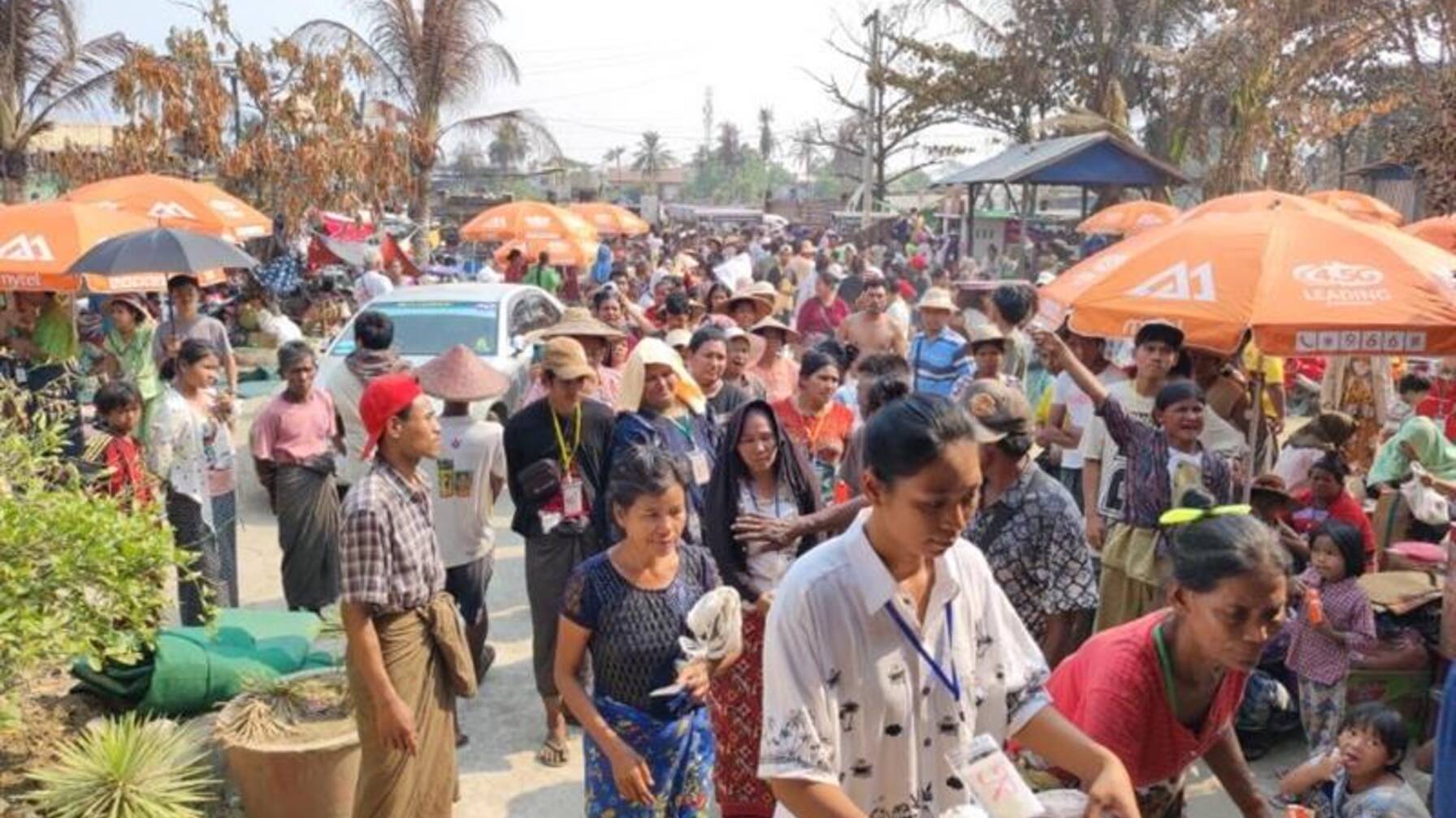 L'organizzazione locale della Caritas distribuisce generi alimentari di prima necessità a Sagaing.