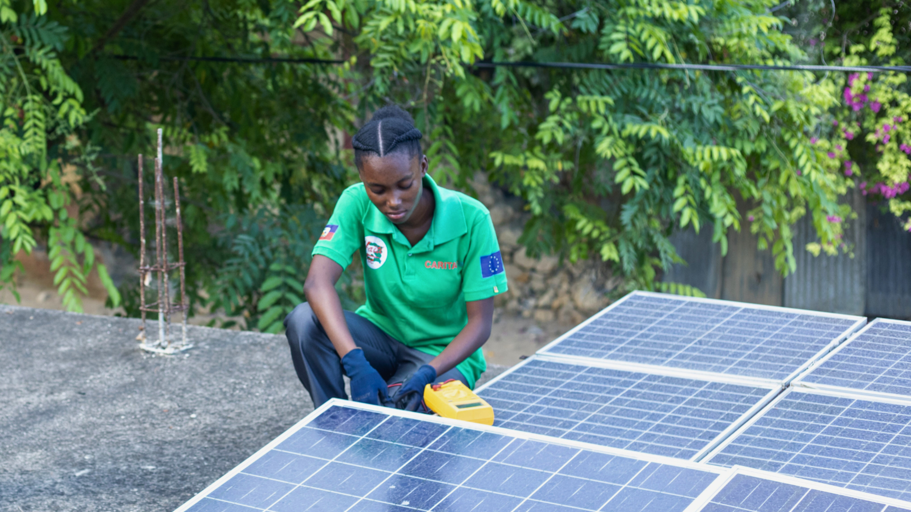 Herline est fière, car elle sait qu’utiliser de l’énergie solaire à la place du charbon de bois protège le climat.