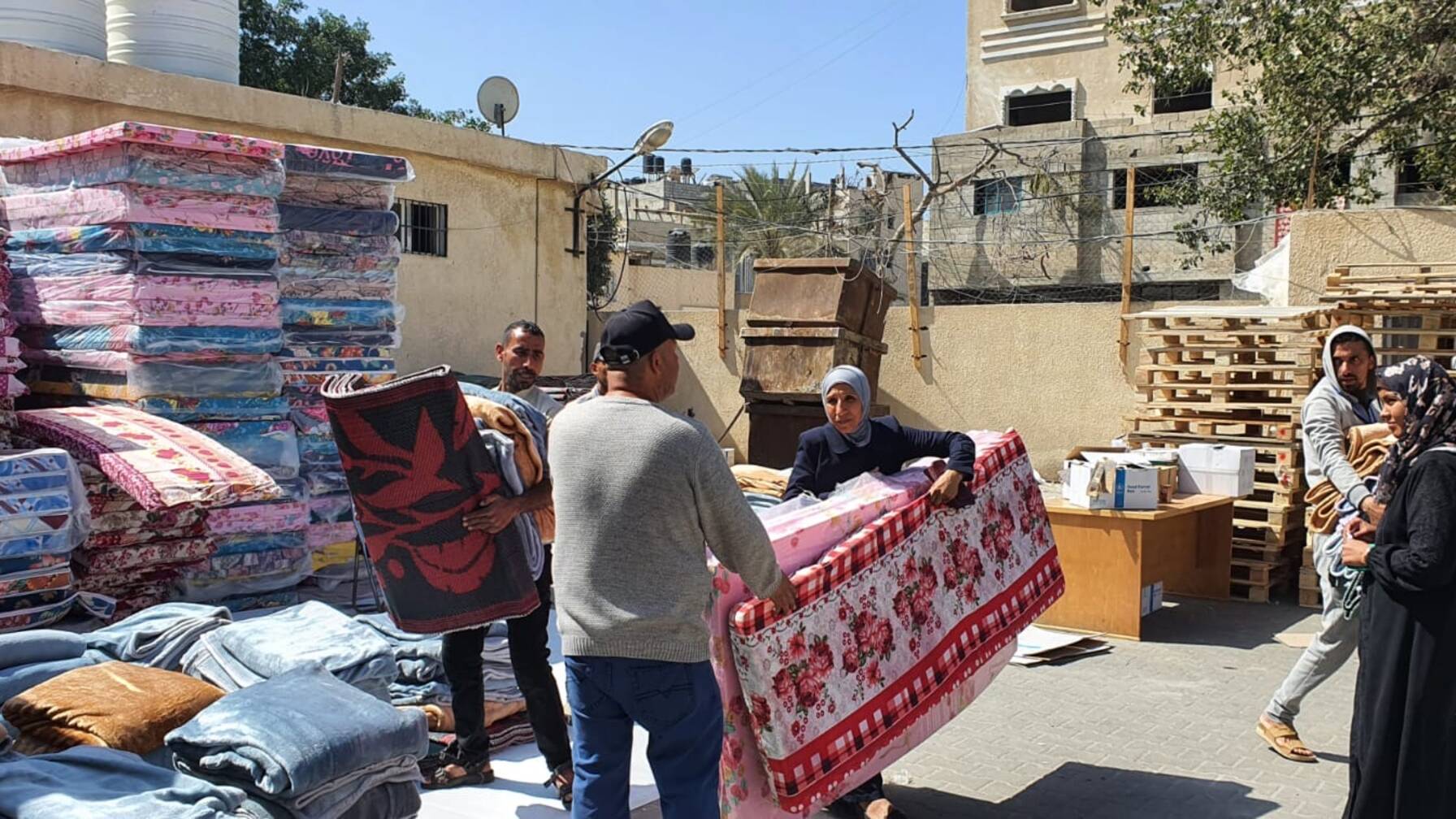 La seconda organizzazione partner locale di Caritas distribuisce materassi.