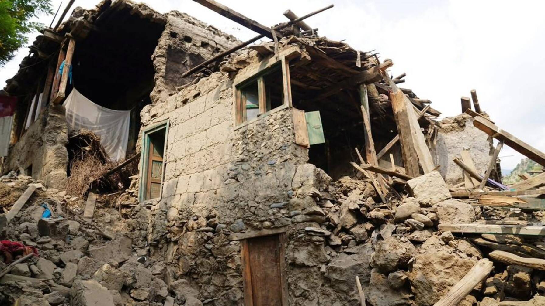 De nombreuses maisons ont été complètement détruites lors du tremblement de terre – et ont enseveli tout ce qu’elles contenaient.