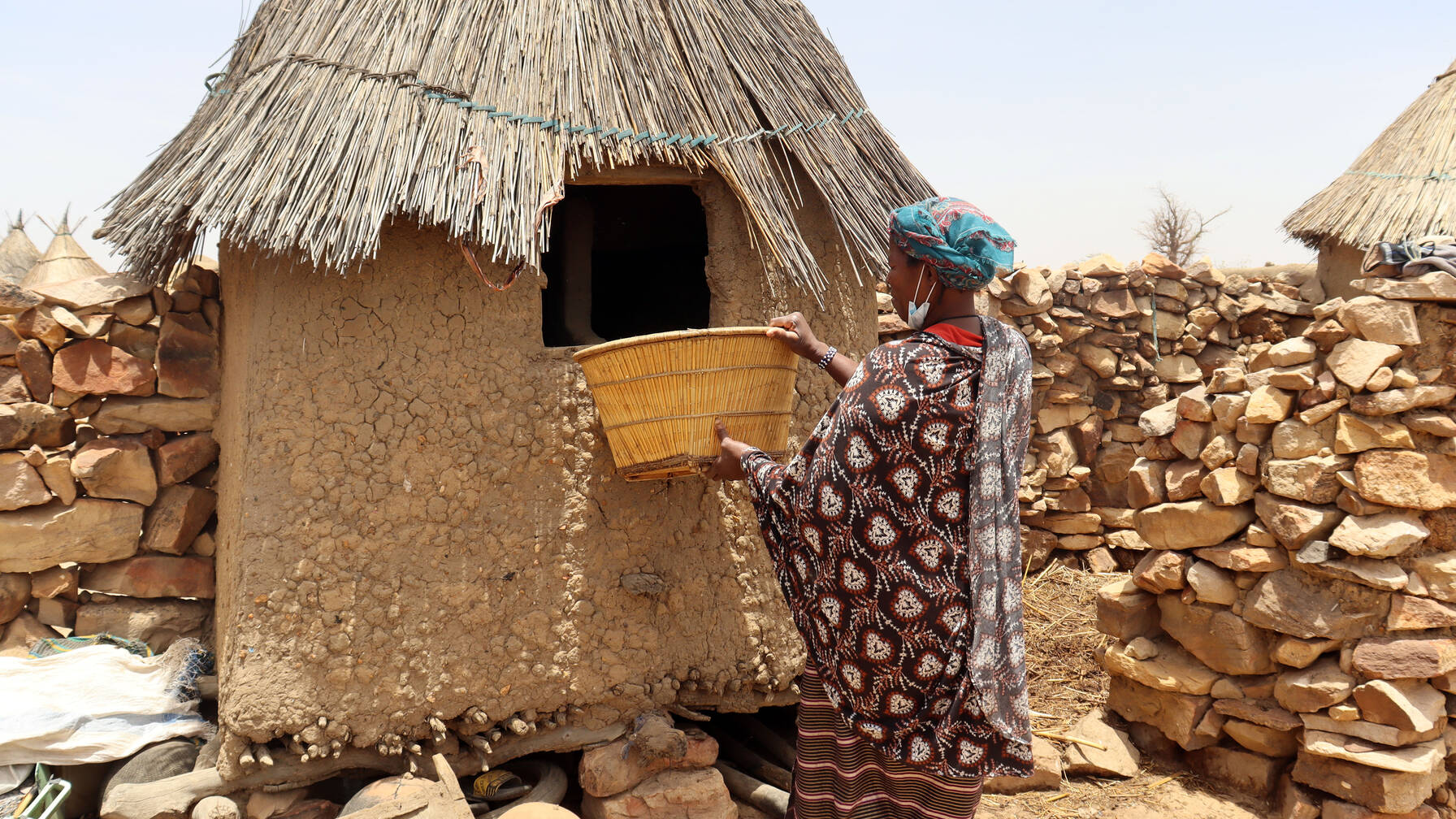 Nel magazzino del villaggio, Samba può ritirare i nuovi cereali che poi potrà trasformare.