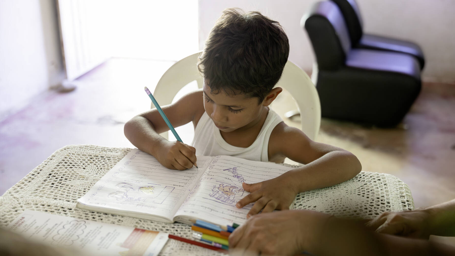 I suoi figli possono frequentare la scuola e hanno una casa dove fare i compiti in tranquillità.