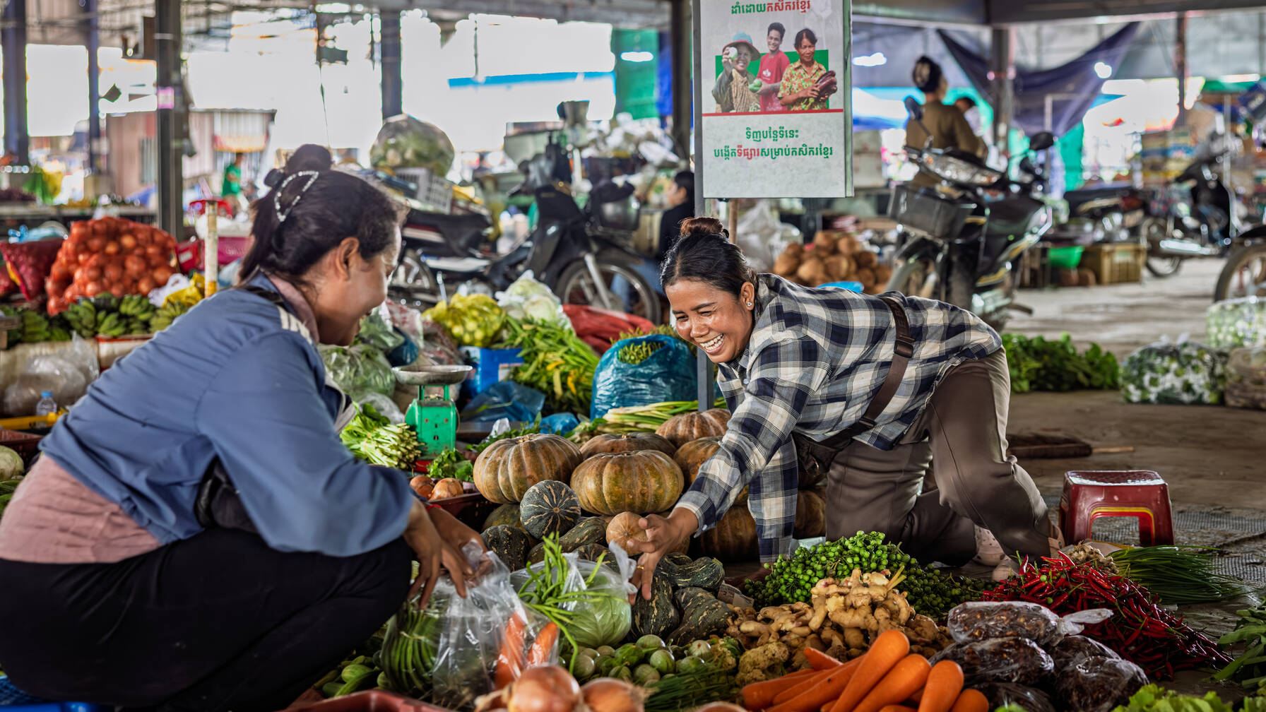 Sophors è una venditrice al mercato di Mongkol Borei. Porta a vendere le verdure locali coltivate dalle famiglie contadine della sua comunità.