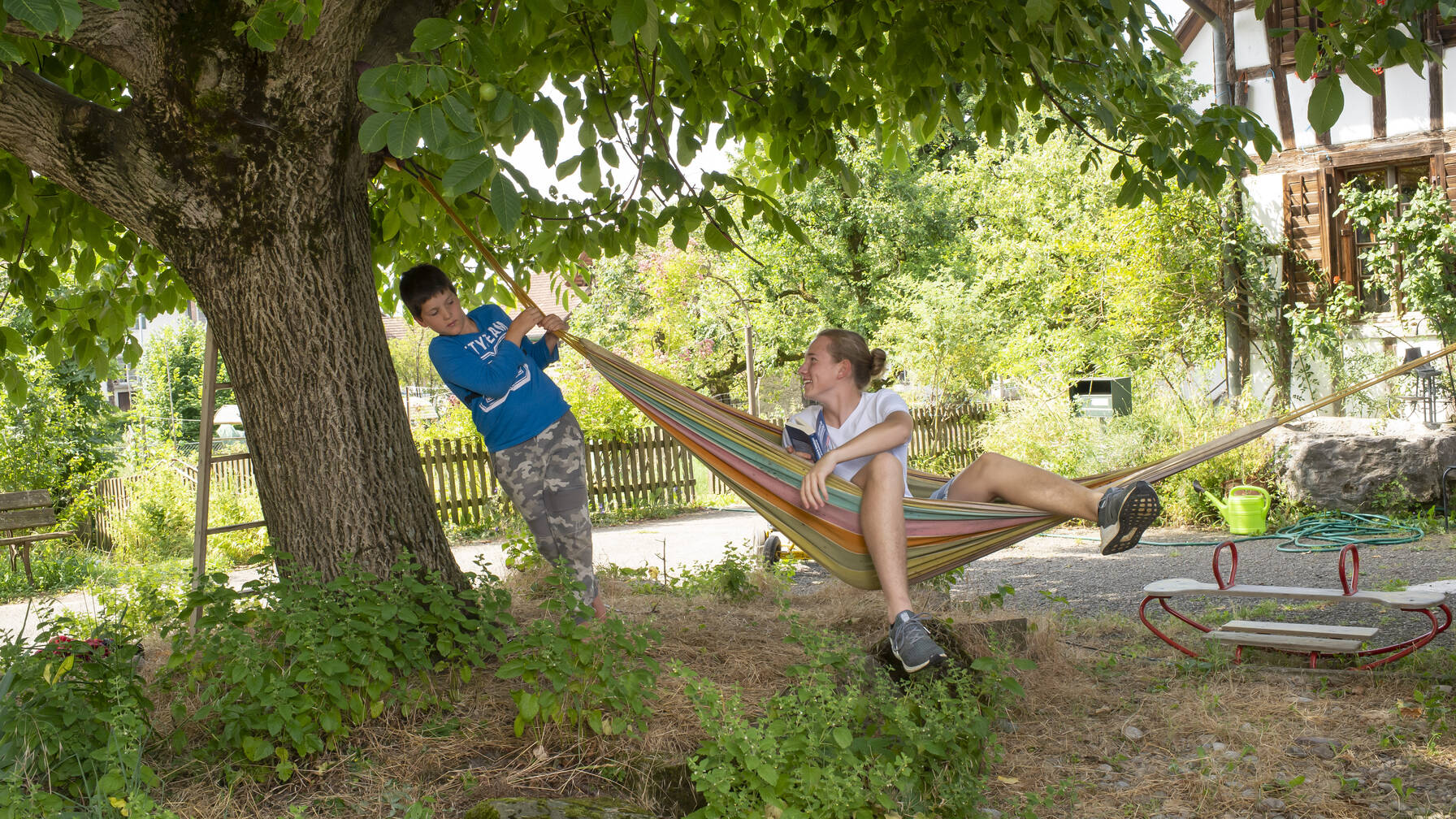 Enfants jouant sur un hamac