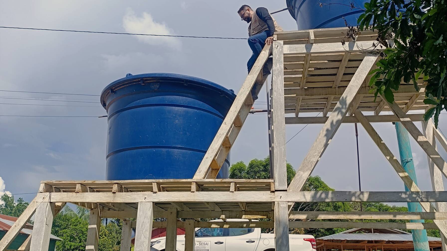 Grosse Tinkwasser-Tanks im Amazonas