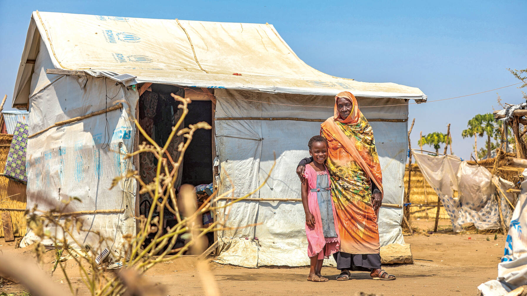 Les cabanes du camp de réfugiés sont construites à partir de simples montants en bois et d’une bâche en plastique.