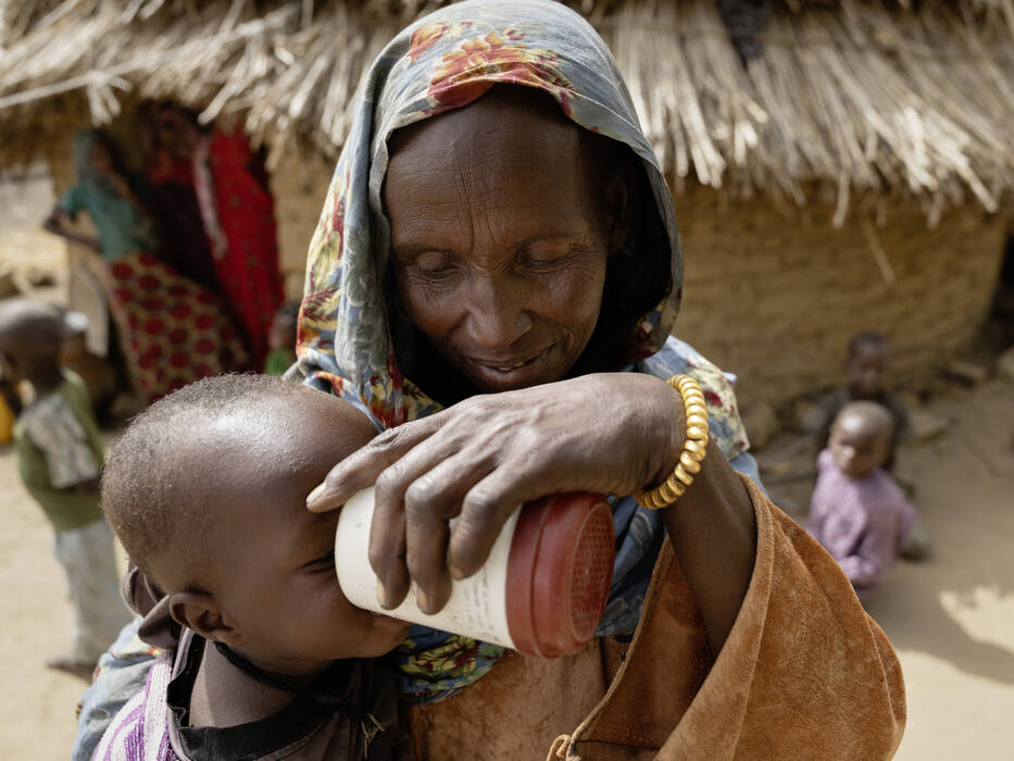 Aiuti rapidi per i bambini denutriti: le donne nei villaggi imparano come preparare una pappa ricca e sostanziosa con i prodotti locali.