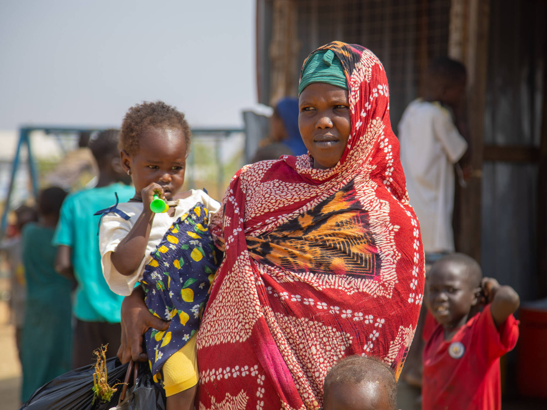 Mariam mit ihren Kindern im Gorom Camp